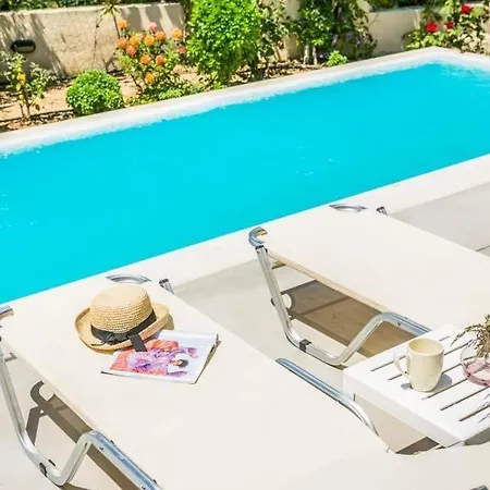 Sleeps 5 Pool Air Con Wifi *