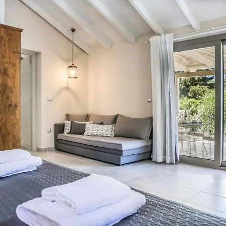 Sleeps 5 Pool Air Con Wifi Villa